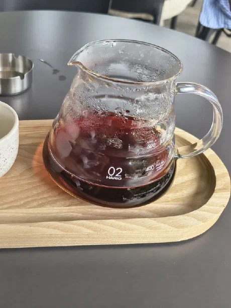 V60 filter kava poslužena na drvenom pladnju