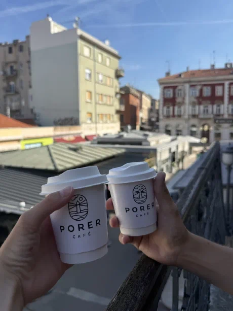 Šalice na terasi iznad pulskih krovova